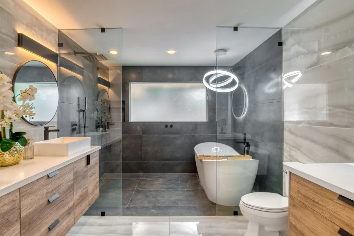 Modernes Badezimmer mit begehbarer Dusche